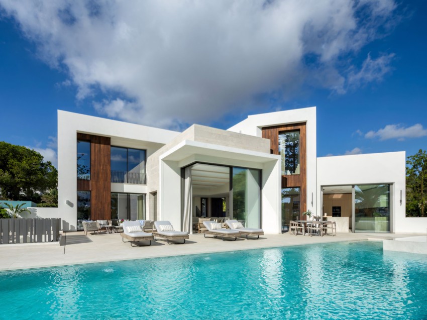 Luxe villa met 5 slaapkamers aan de golfbaan van Las Brisas in Marbella Golf Valley